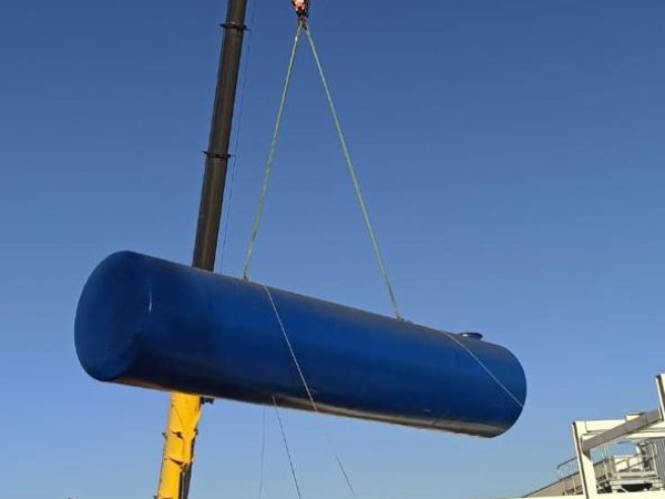 Camion Cargando Tuberias Diesel