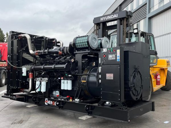 Montacargas Levantando un Generador Eléctrico Energen